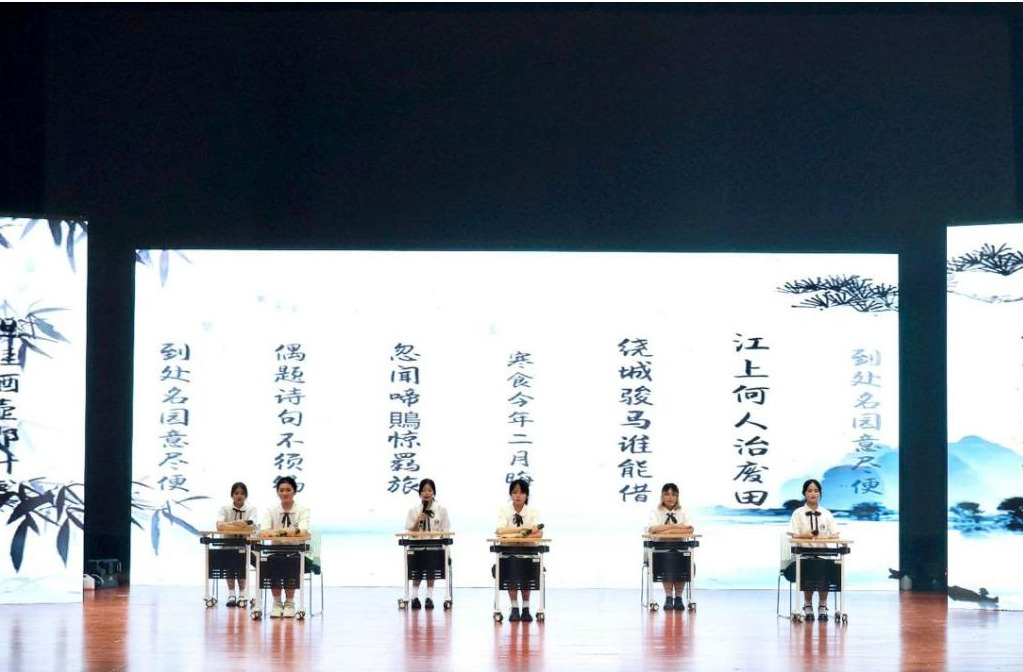 雅韵诵经典，诗香润青春——传媒学院成功举办2024年金秋诗会