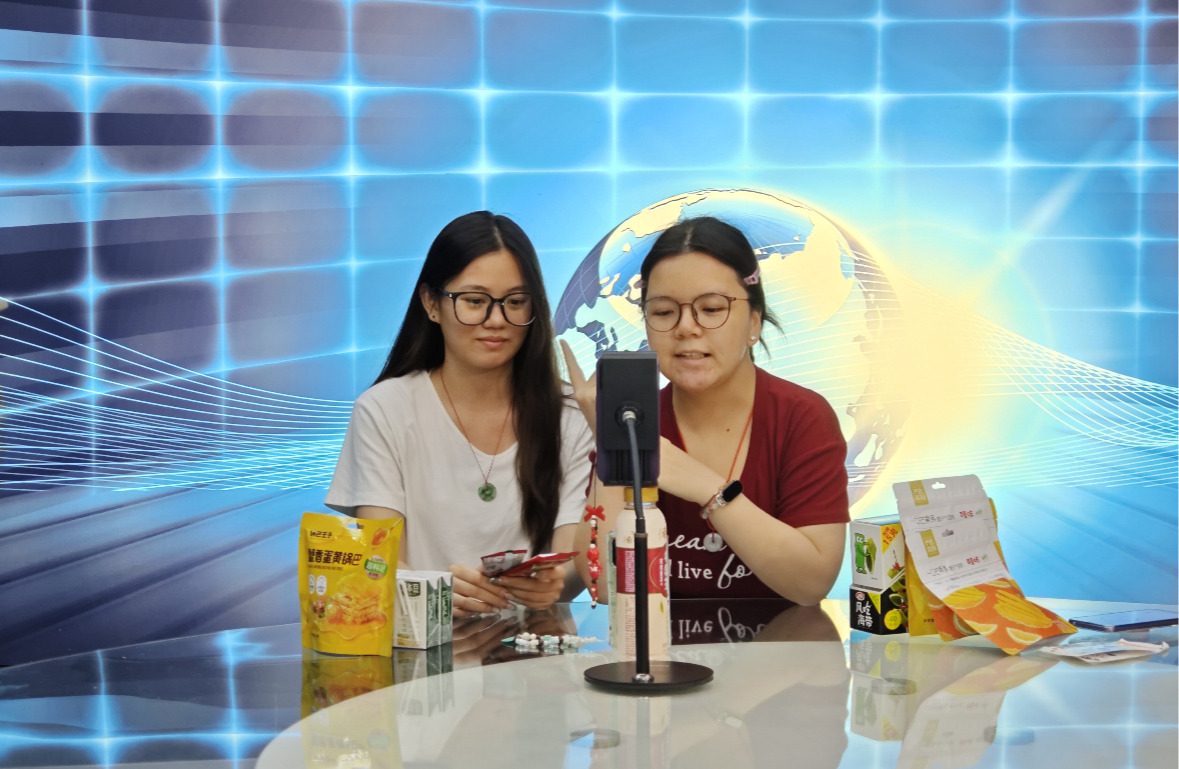 【职业教育活动周】新闻采编与制作专业实战直播带货演练暨职教周实训室开放主题活动